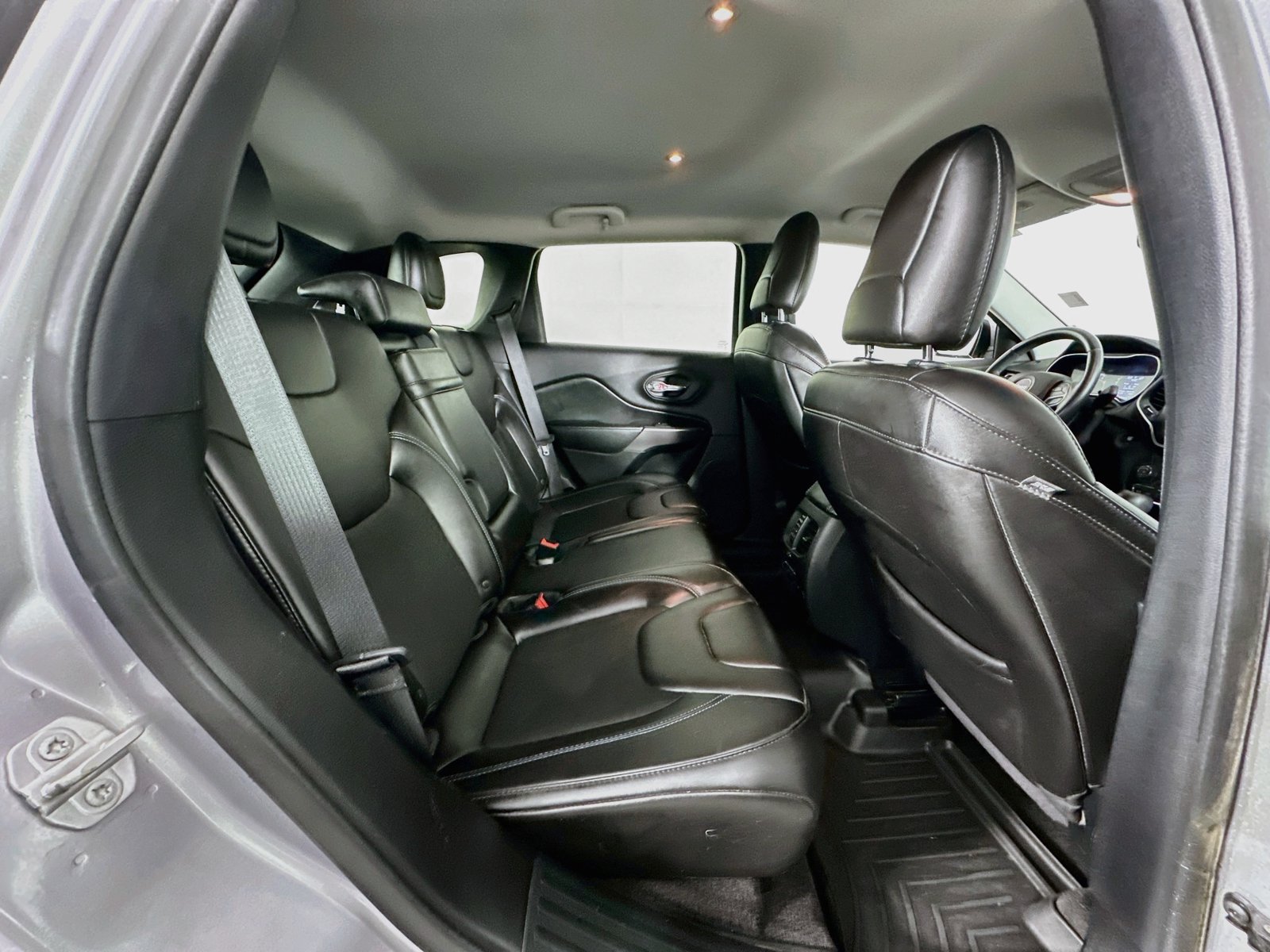 Used 2019 Jeep Cherokee Latitude Plus w/ Comfort/Convenience Group AWD/4WD image 26
