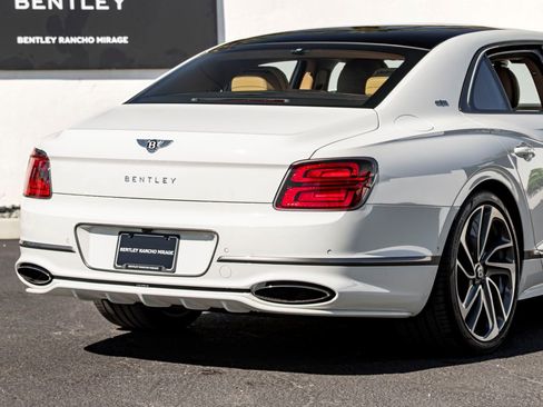 Used 2025 Bentley Flying Spur Plug-In Hybrid AWD/4WD image 12