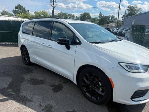 Used 2025 Chrysler Pacifica Limited FWD image 2