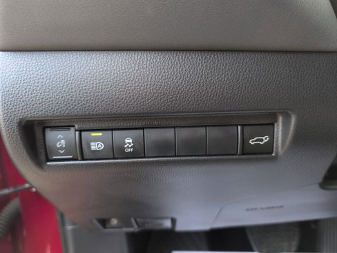 Used 2022 Toyota Venza XLE image 17