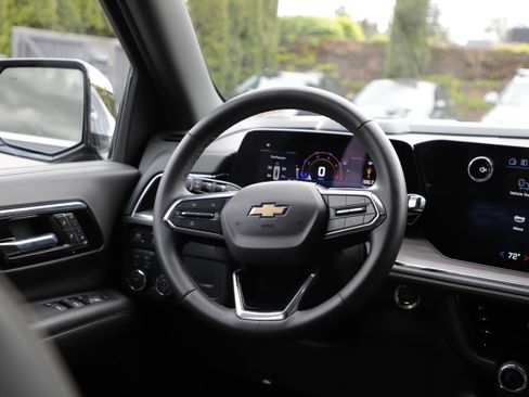 Used 2025 Chevrolet Tahoe Premier AWD/4WD image 18