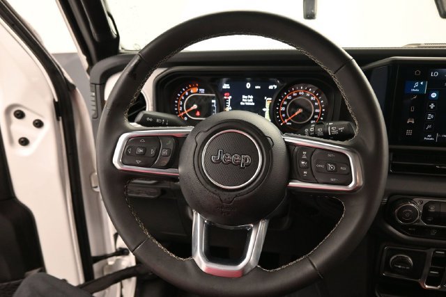 Used 2025 Jeep Wrangler Unlimited Sahara AWD/4WD image 15