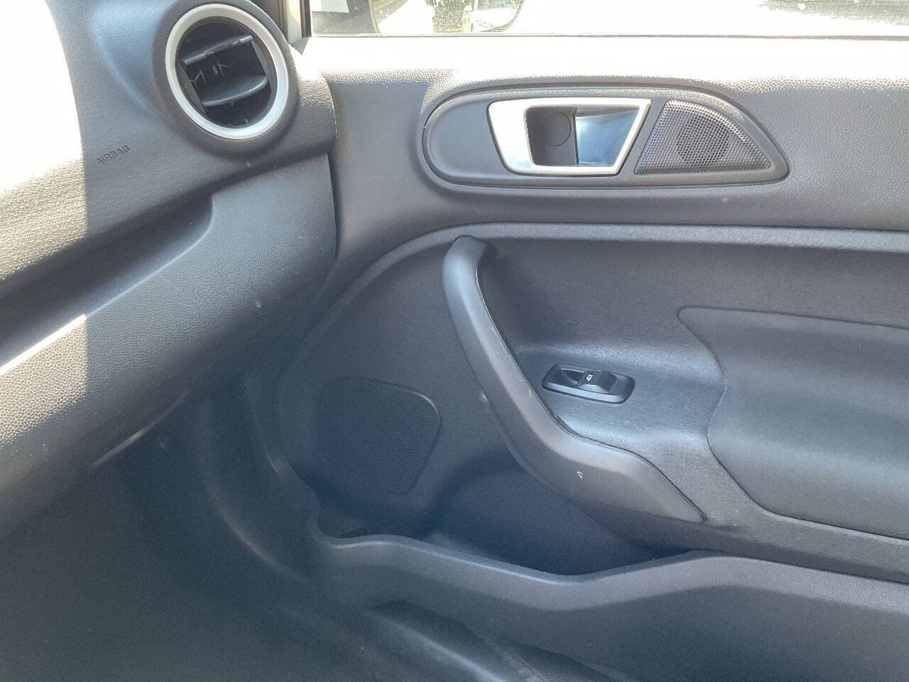 Used 2016 Ford Fiesta SE FWD image 9