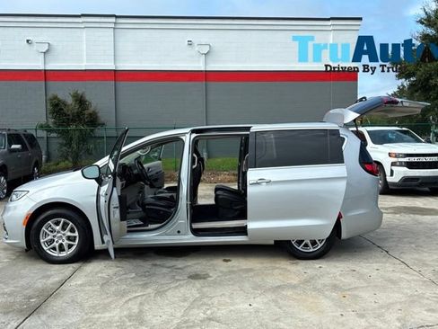 Used 2023 Chrysler Pacifica Touring-L FWD image 12