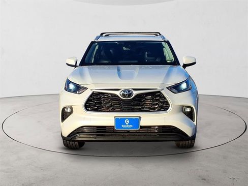 Used 2022 Toyota Highlander XLE image 2