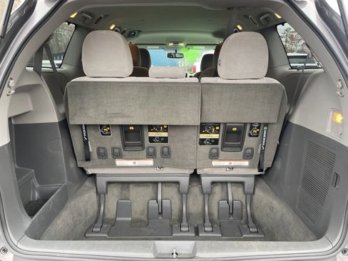 Used 2017 Toyota Sienna LE image 28