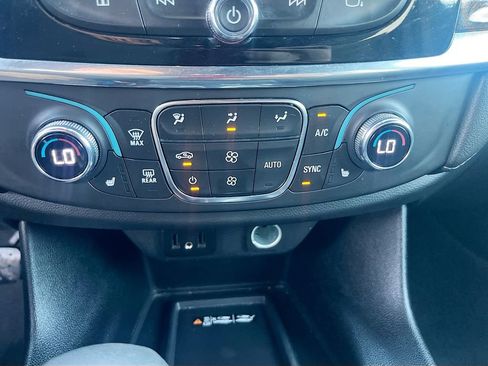 Used 2023 Chevrolet Traverse LT image 20