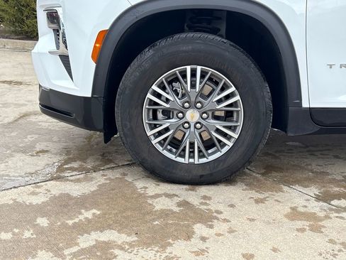 Used 2025 Chevrolet Traverse LT image 31