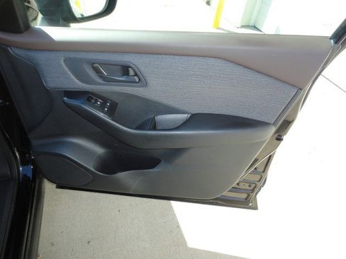 Used 2023 Nissan Rogue S image 17