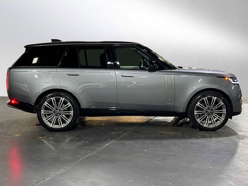 Used 2023 Land Rover Range Rover SE image 2