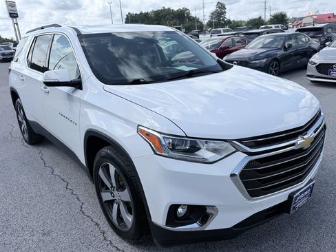 Used 2019 Chevrolet Traverse LT w/ LT Premium Package AWD/4WD image 2