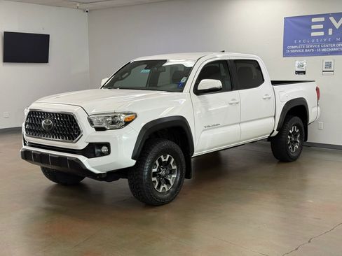 Used 2018 Toyota Tacoma TRD Off-Road w/ Technology Package image 4