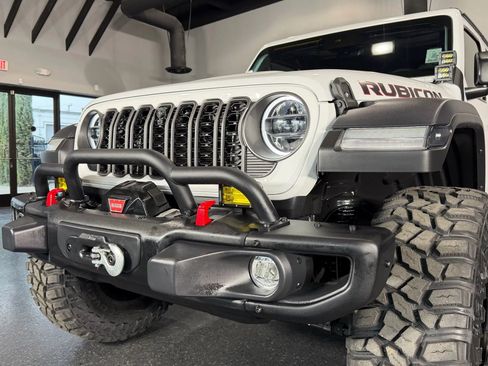 Used 2024 Jeep Wrangler Unlimited Rubicon w/ Capability Package image 5