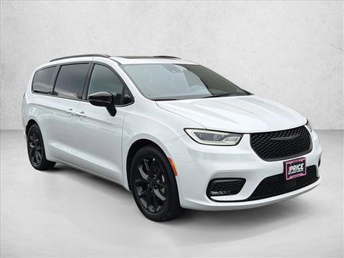 Used 2025 Chrysler Pacifica Limited FWD image 3