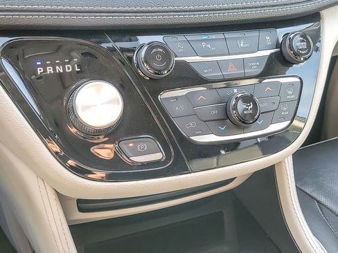 Used 2023 Chrysler Pacifica Limited image 17