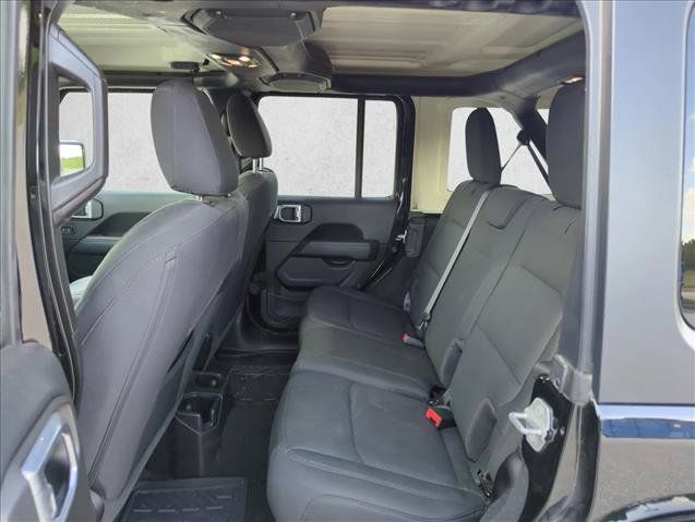 Used 2022 Jeep Wrangler Unlimited Sahara w/ Cold Weather Group AWD/4WD image 17