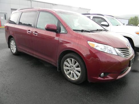 Used 2017 Toyota Sienna XLE w/ XLE Navigation Package AWD/4WD image 10