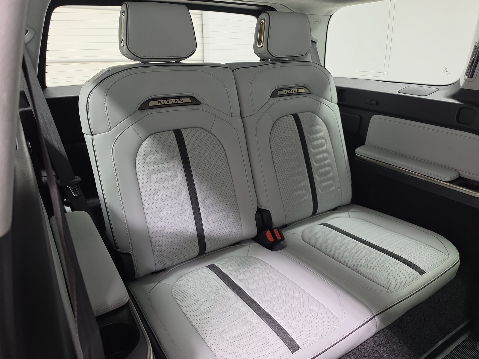 Used 2025 Rivian R1S Adventure Dual AWD/4WD image 22