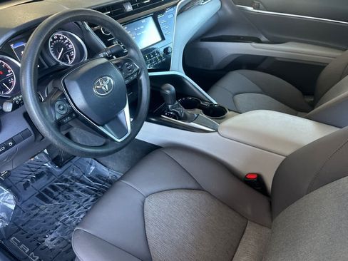 Used 2018 Toyota Camry FWD image 11