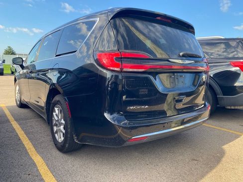 Used 2024 Chrysler Pacifica Touring-L FWD image 10