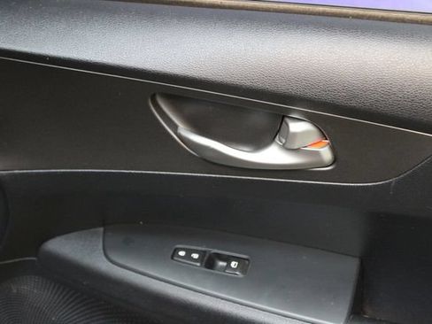 Used 2021 Kia Forte LXS FWD image 9