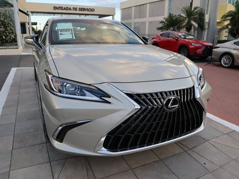 Used 2025 Lexus ES 350 w/ Premium Package image 16