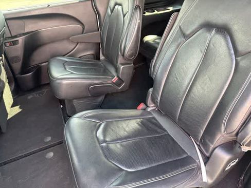 Used 2021 Chrysler Pacifica Touring-L w/ S Appearance Package AWD/4WD image 18