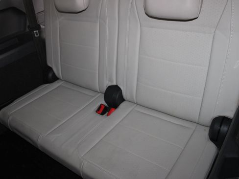 Used 2018 Volkswagen Tiguan SE image 25