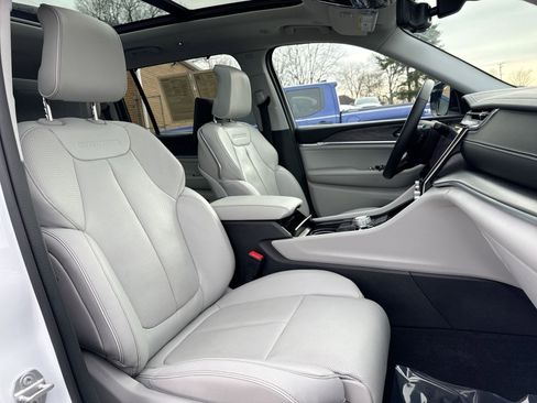 Used 2023 Jeep Grand Cherokee L Overland w/ Advanced Protech Group III image 28