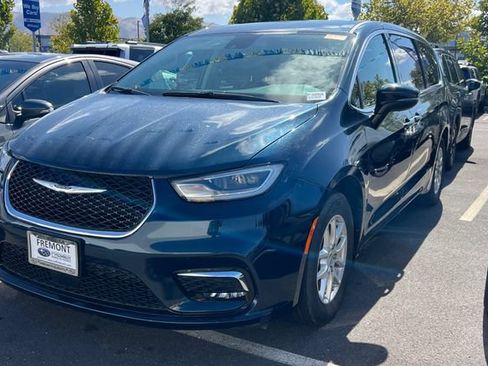 Used 2023 Chrysler Pacifica Touring-L FWD image 2