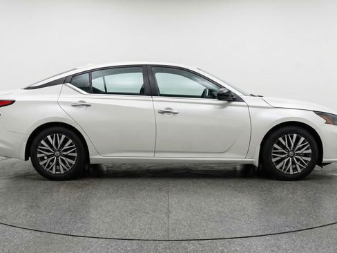 Used 2025 Nissan Altima 2.5 SV FWD image 5