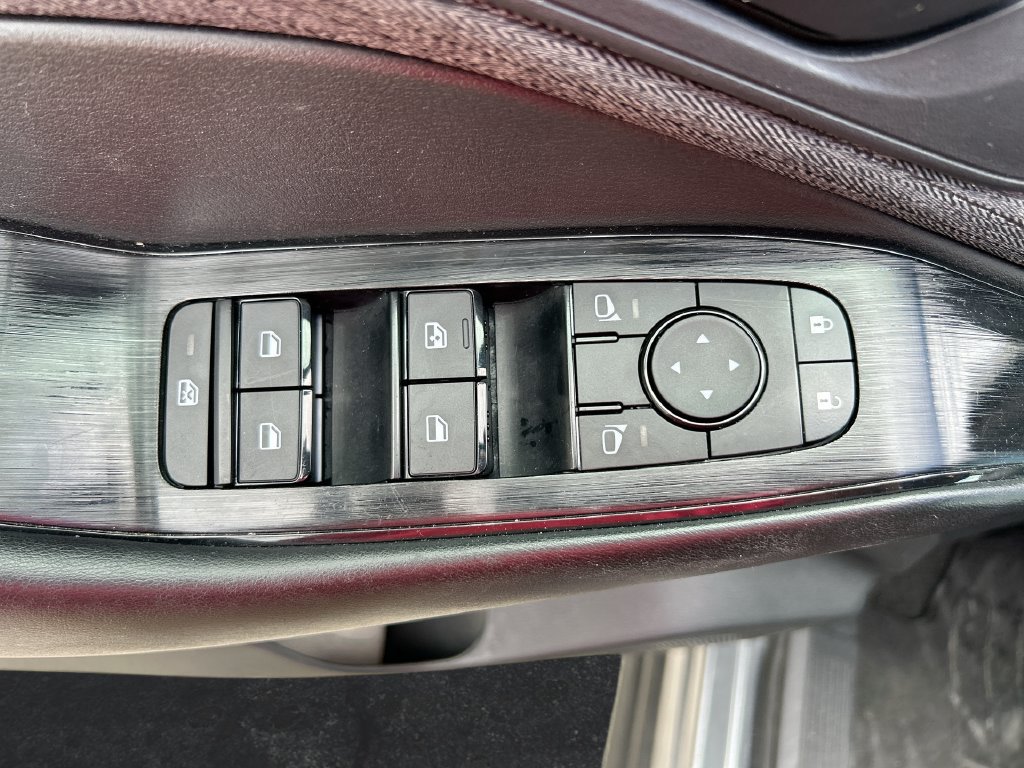 Used 2023 Nissan Rogue S AWD/4WD image 12