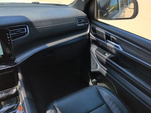 Used 2024 Jeep Wagoneer L Series II image 19