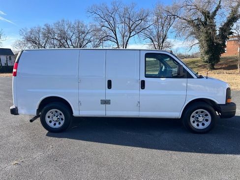 Used 2010 Chevrolet Express 1500 image 3