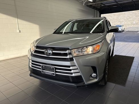 Used 2018 Toyota Highlander XLE image 3