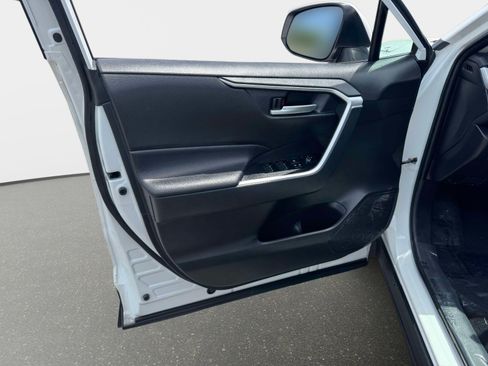 Used 2025 Toyota RAV4 XLE FWD image 18