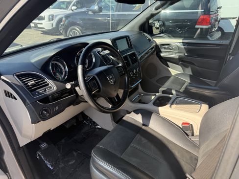 Used 2019 Dodge Grand Caravan SXT image 11