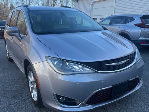 Used 2017 Chrysler Pacifica Touring-L w/ Tire & Wheel Group image 4