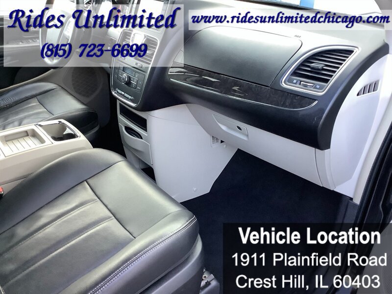 Used 2014 Chrysler Town & Country Touring FWD image 28