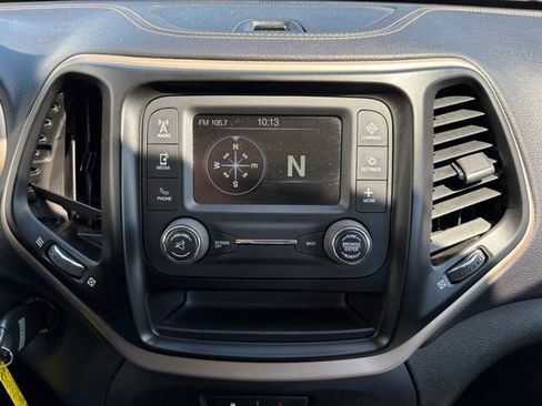 Used 2017 Jeep Cherokee Sport FWD image 27