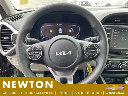 Used 2025 Kia Soul LX w/ LX Technology Package FWD image 13