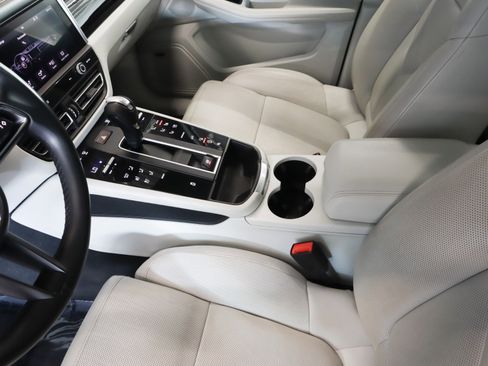 Certified 2022 Porsche Macan image 17