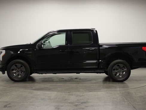 Used 2022 Ford F150 Lightning Lariat image 5