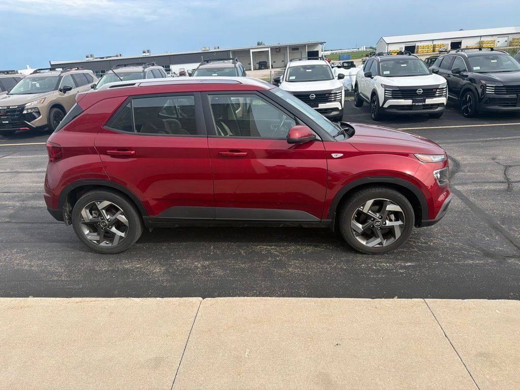 Used 2024 Hyundai Venue SEL FWD image 1