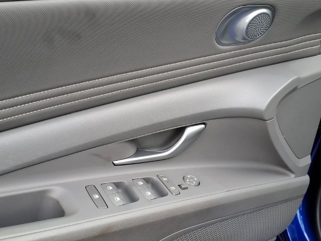 Used 2025 Hyundai Elantra SEL FWD image 14