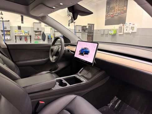 Used 2022 Tesla Model Y Long Range image 26