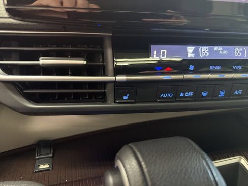 Used 2021 Toyota Sienna XLE FWD image 36