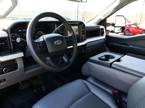 Used 2024 Ford F550 XL DRW 4X4 / V8 Diesel / Paylo image 2