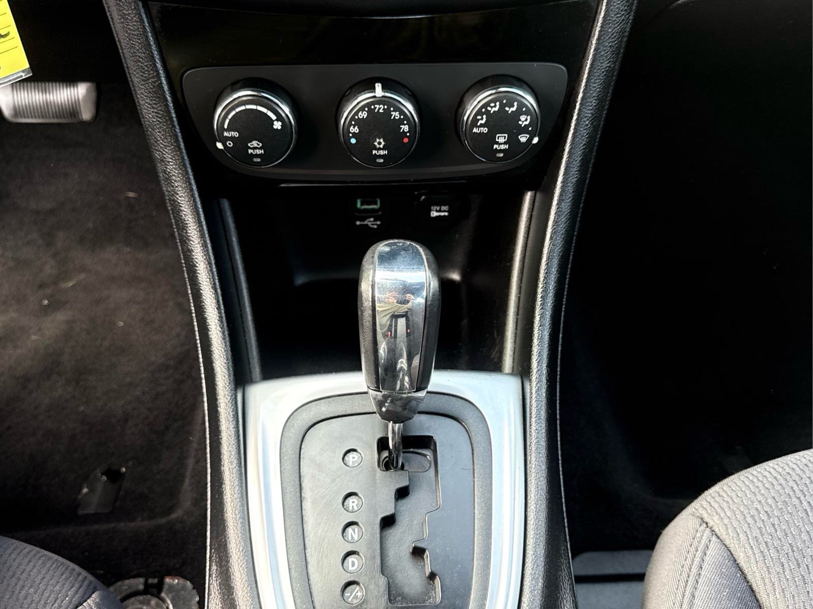 Used 2013 Chrysler 200 Touring FWD image 18
