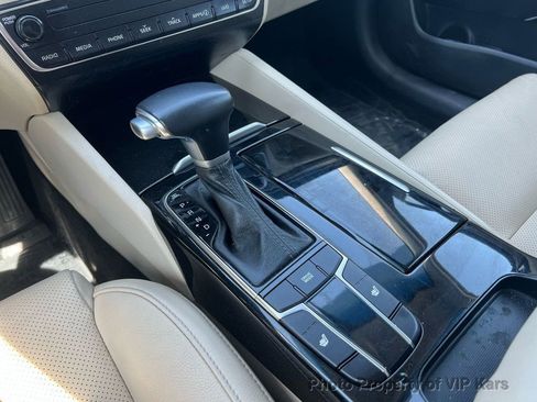 Used 2017 Kia Cadenza Premium image 11